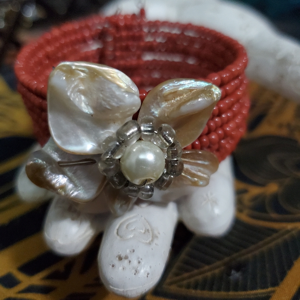 VINTAGE PIECE Gorgeous mother of pearl shell and bead bracelet